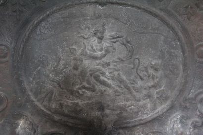 Taque de cheminée en fonte à décor de personnages...