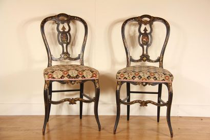 Paire de chaises en bois noirçi marquetée...