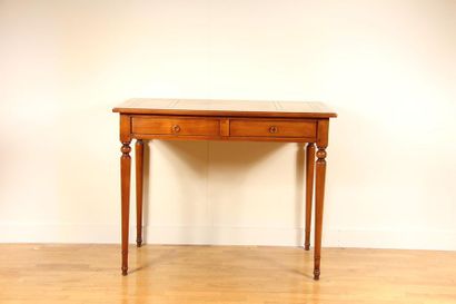 Bureau plat en bois naturel à deux tiroirs
H...