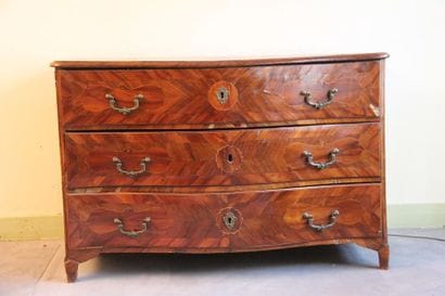 Commode galbée en bois de placage à trois...