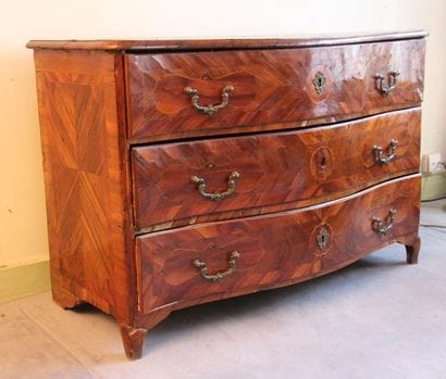 Commode galbée en bois de placage à trois...