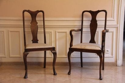 Suite de six chaises et une paire de fauteuils...