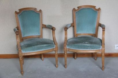 Paire de fauteuils cabriolets en bois naturel,...