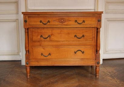 Commode en bois naturel à trois tiroirs,...