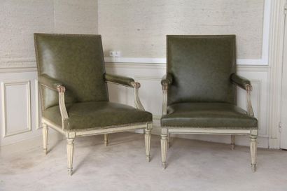Paire de fauteuils à dossier droit en bois...