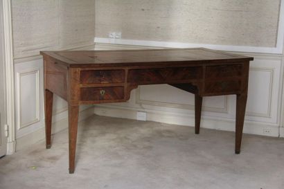 Bureau plat en placage d'acajou, dessus cuir,...