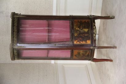 Vitrine en bois de placage et vernis Martin,...
