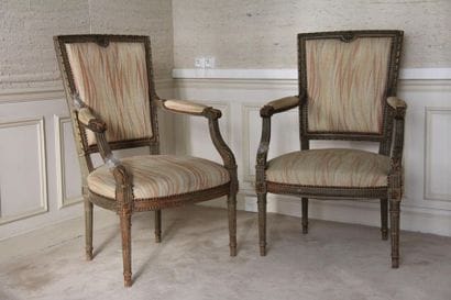 Paire de fauteuils cabriolets en bois laqué...