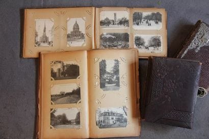 Deux albums de cartes postales et deux albums...