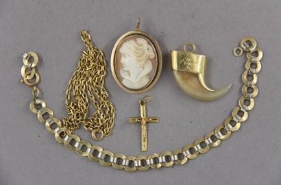 Une chaine de cou, un bracelet à maillons...