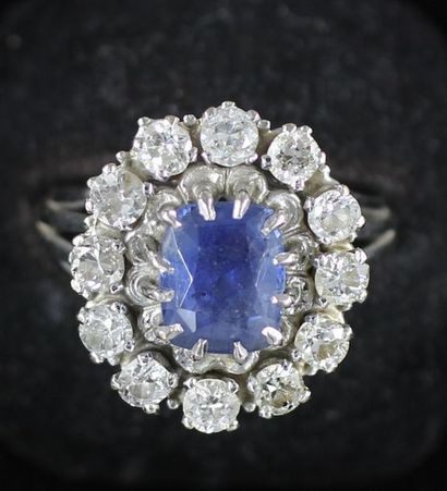 Flower ring in 18k white gold with a blue...