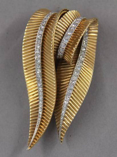 18k yellow gold leaf brooch with lines of...