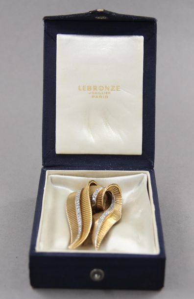 18k yellow gold leaf brooch with lines of...