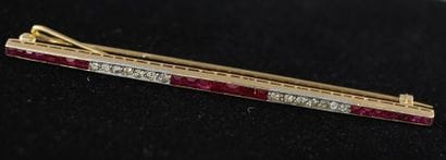 Line brooch in 18k yellow gold set with calibrated...