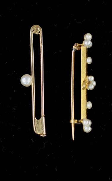Two brooches in 18k yellow gold with pearls,...