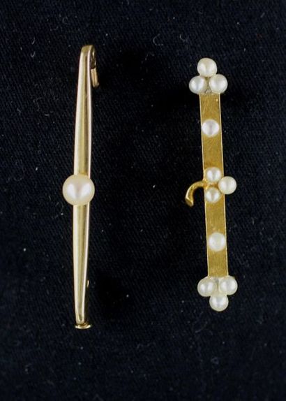 Two brooches in 18k yellow gold with pearls,...