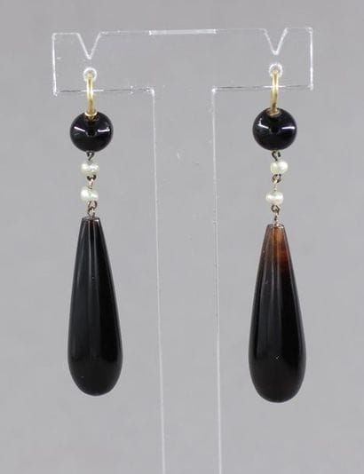 Pair of sleepers in yellow gold and pendant...