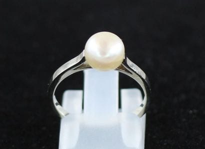 Ring in 18k white gold set with a cultured...