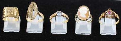 Four rings or ring settings in 18k gold,...
