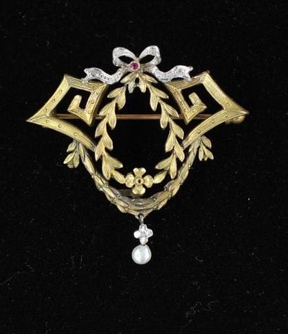 Brooch in platinum (min 800 thousandths)...