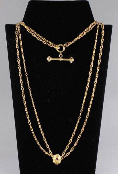 An 18k yellow gold castelaine, pds: 35 g...