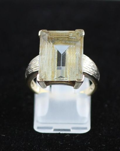Ring in 18k gold set with a transparent stone,...