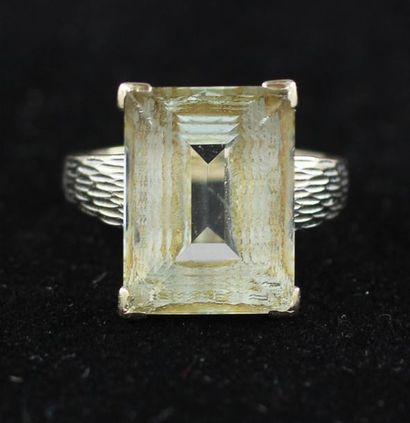 Ring in 18k gold set with a transparent stone,...