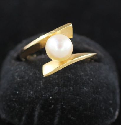 Ring in 18k yellow gold with a cultured pearl,...