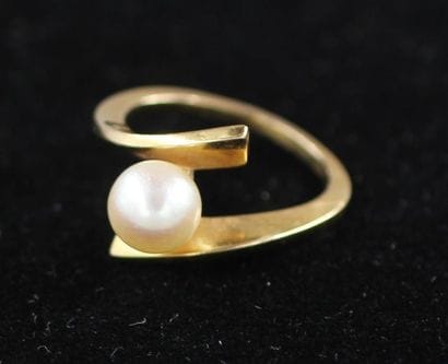 Ring in 18k yellow gold with a cultured pearl,...