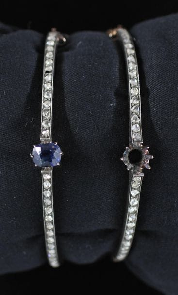 Paire de bracelets rigides articulés en or...