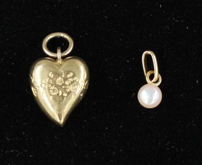 Deux pendentifs en or jaune 18k ; cœur et...