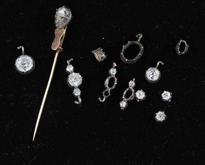 Débris d'une parure en argent 800°/°° et...
