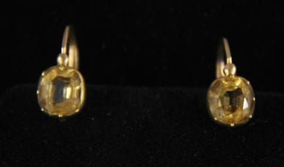 Paire de dormeuses en or jaune 18k serties...