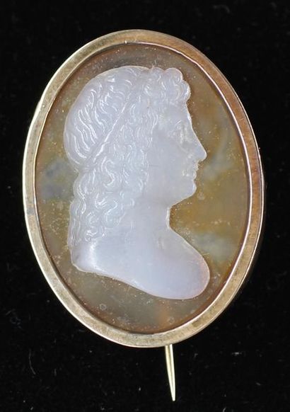 Broche ovale en or jaune 18k sertie d'un...