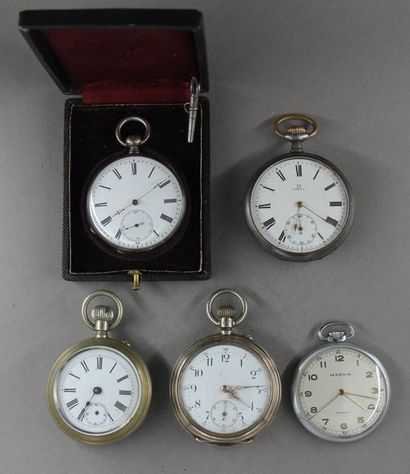 *Cinq montres de gousset en métal argent...