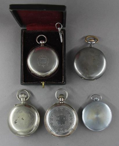 *Cinq montres de gousset en métal argent...