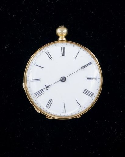 *Montre de col en or jaune 18k guilloché...