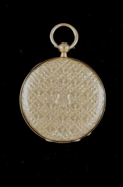 *Montre de col savonnette en or jaune 18k...