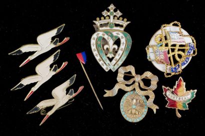 *Lot de broches en métal et émail divers