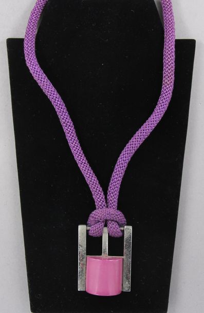 RENEL Paris
collier en coton mauve terminé...