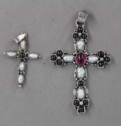 Deux pendentifs croix en métal argenté, perles...