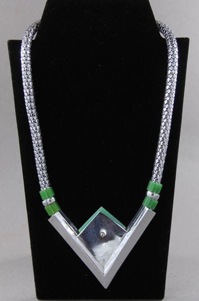 Collier à motif en V en métal chromé et bakélite...