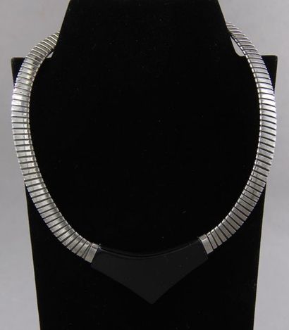Collier en métal chromé et bakélite noir...