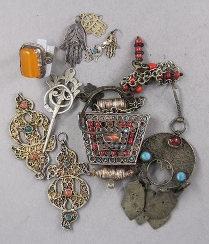 Lot de pendentifs, bague et divers en métal...