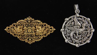 Une broche et un pendentif en métal doré...