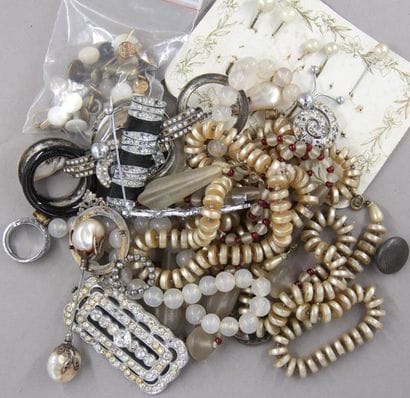 Colliers, boutons de plastrons, épingles...
