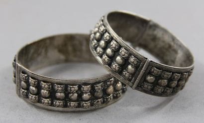 Paire de bracelets rigides articulés à cabochons...