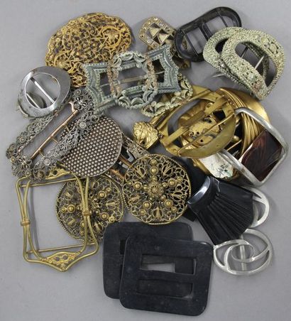 Lot de boucles de chaussures, ceintures,...