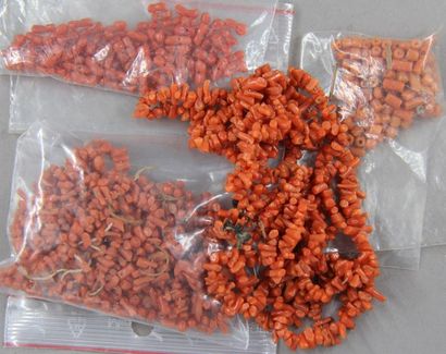Lot de perles de corail rouge (accidents...