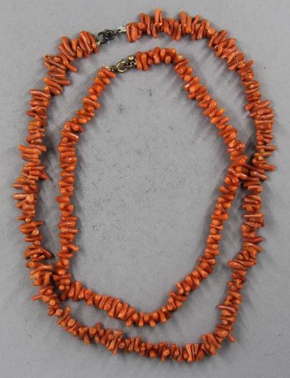 Deux colliers en corail rouge